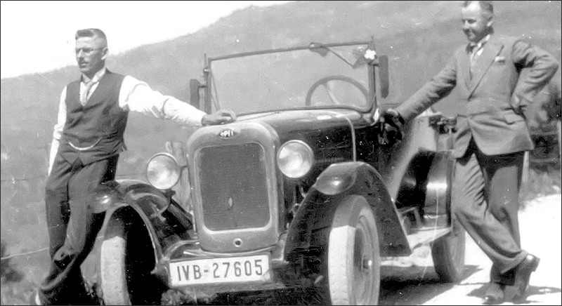 Der erste Altriper Automobilist Friedrich Brunner (links) mit seinem Opel-Coupé P 4. 