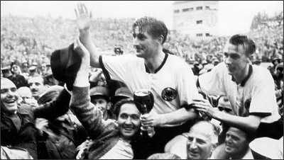 4. Juli 1954: Die umjubelten Fußball-Weltmeister Fritz Walter und Horst Eckel nach der Siegerehrung im Berner Stadion Wankdorf.