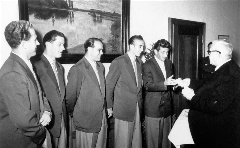 Werner Liebrich, Ottmar Walter, Werner Kohlmeyer, Horst Eckel und Fritz Walter nach dem Gewinn der WM 1954.