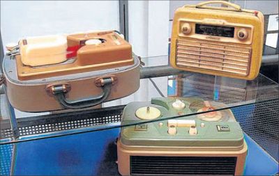 Tonbandgeräte und Radios aus den 1950er Jahren. 