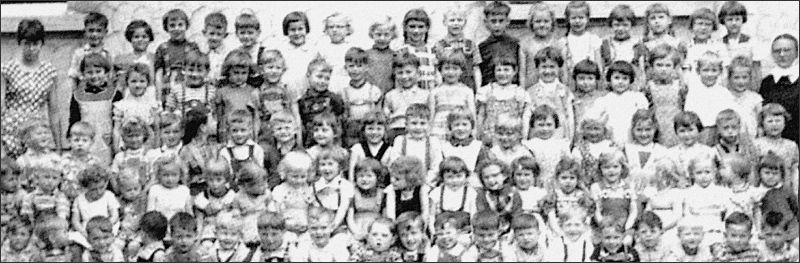 1960: Gruppenfoto mit den Kindergarten-Kindern und "Tante Anna", Schwester Anna Klug (rechts)