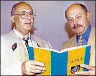 Im Bild links Erich Schneider, der Autor des Buches, rechts neben ihm Altrips Bürgermeister Willi Kotter.