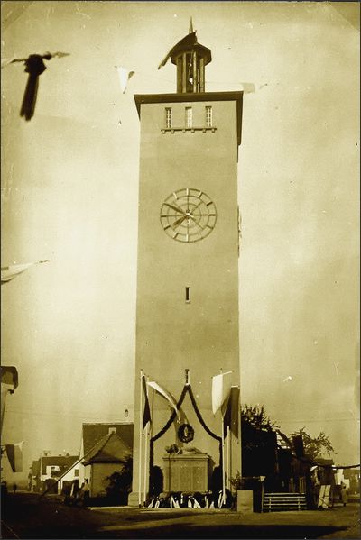 Der Altriper Wasserturm im Jahr 1929. Das davor befindliche „Ehrenmal für die Gefallenen des Ersten Weltkrieges“ wurde im Jahr 1966 in das heutige Ehrenmal auf dem Friedhof integriert.