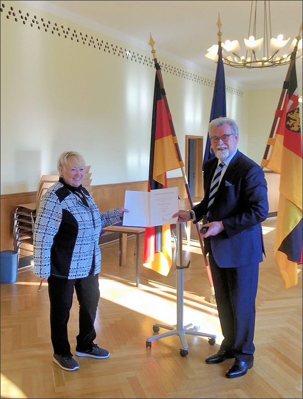 Christa Scheffel erhält aus der Hand von Justizminister Herbert Mertin die Ehrennadel des Landes Rheinland-Pfalz. (Text: Wolfgang Schneider | Foto: Peter Scheffel)