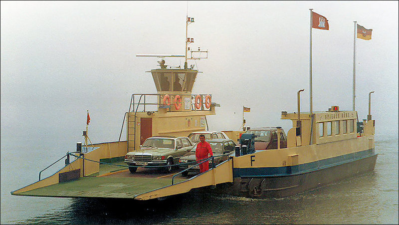 Die ehemalige Rheinfähre Altrip im Herbst 1992 als "Spieker Möwe" unterwegs auf der Elbe