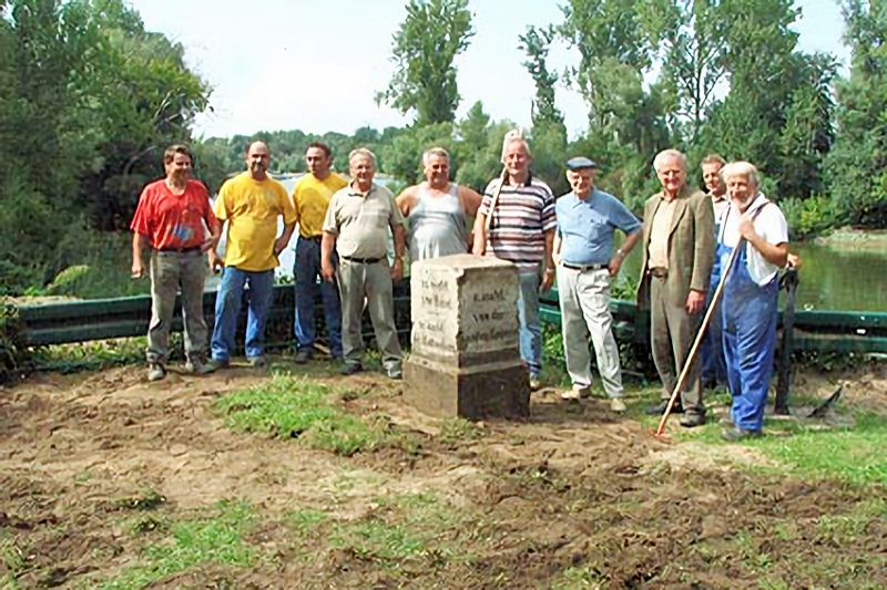Das Grabungsteam nach getaner Arbeit am 6. September 2006.