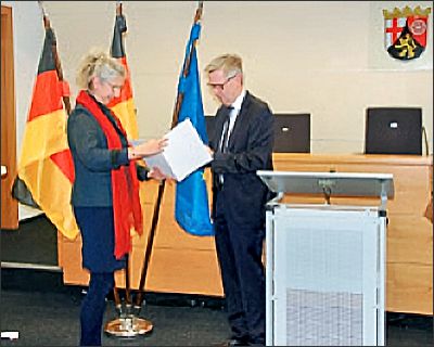 Irmgard Neugebauer aus Altrip bekommt die Ehrennadel des Landes Rheinland-Pfalz verliehen.