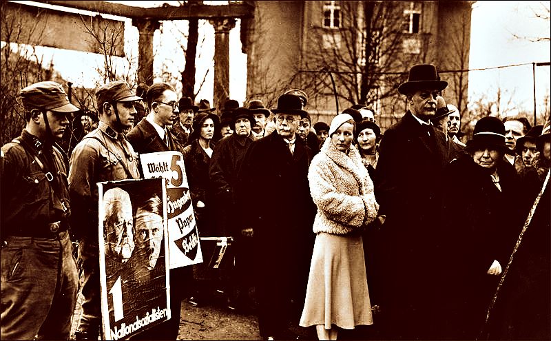 Schlange vor einem Wahllokal am 5. März 1933 (Reichstagswahl)
