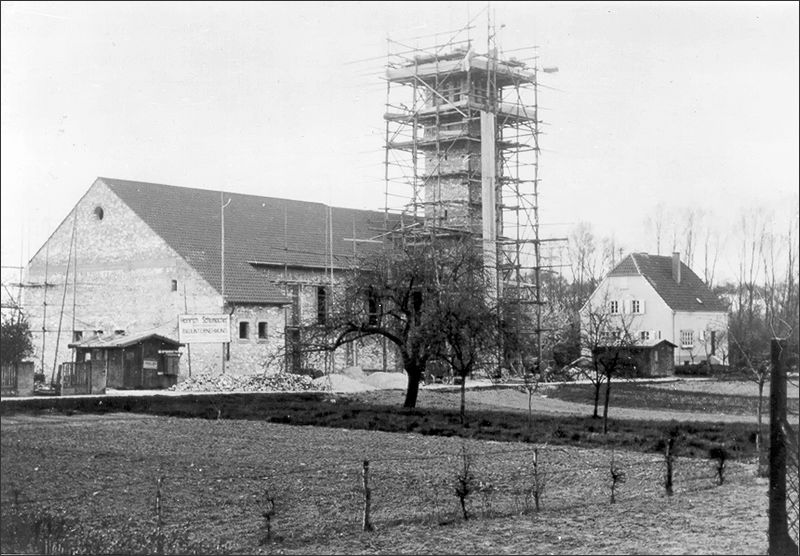 Neubau der im letzten Krieg am 20. Dezember 1943 zerstörten katholischen Kirche (1954/55)