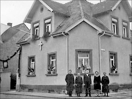 Ab 1925 hielten die Altriper Katholiken in einer Dachgeschosswohnung Gottesdienst.