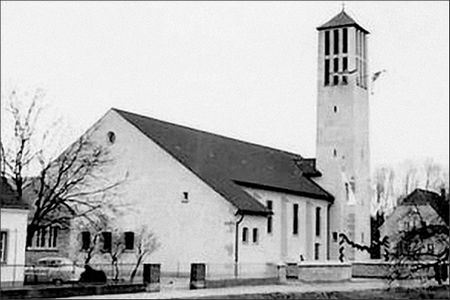 1931 bekamen die Altriper Katholiken eine eigene Kirche, die im Zweiten Weltkrieg zerstört, dann aber wieder aufgebaut wurde.
