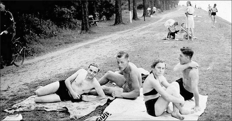 Strandbad-Stimmung in den 1930er Jahren, links der frühere „Kassenchef“ Altrips, Willi Hochlehnert. 
