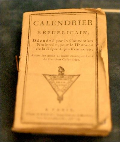 Ein Exemplar des Französischen Revolutionskalenders im Historischen Museum von Lausanne (Titel übersetzt: „Republikanischer Kalender, dekretiert durch den Nationalkonvent, für das 2. Jahr der Französischen Republik; mit den entsprechenden Monaten und Tagen des alten Kalenders.“