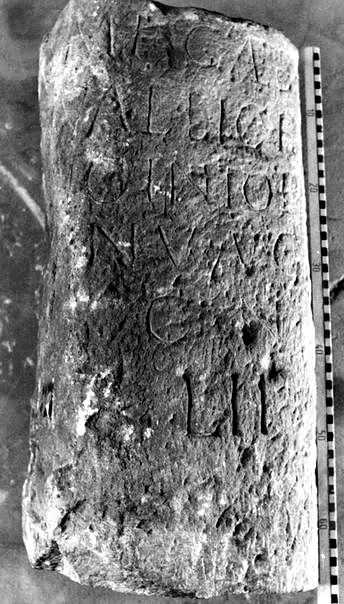 Ein Leugenstein aus der römischen Festung Alta Ripa (hohes Ufer)  in der zahlreiche Leugensteine gefunden wurden. Sie stammten von anderen Stellen und wurden als Mauersteine der Römerfestung in sekundärer Verwendung genutzt.