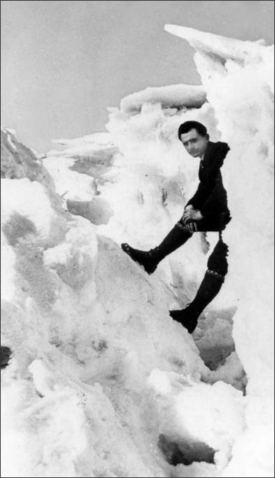 "Auf den aufgetürmten Eisschollen", fotografiert vom Altriper Fotografen Ludwig Schneider