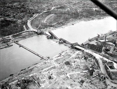 Bombenangriffe und Hochwasser