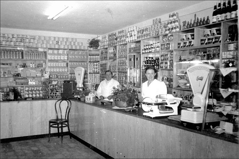 Im Dezember 1953 eröffnete Georg Schopp, auf dem Bild mit seiner Tochter Ella Hook, ein Lebensmittelgeschäft an der Ecke Speyerer- und Friedrichstraße