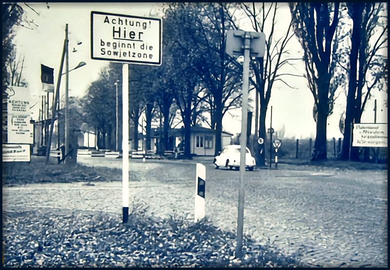 Grenzübergang "Heerstraße" in Berlin-Staaken in Richtung Hamburg (Foto: wikipedia.org)