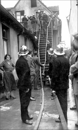Löschangriff auf der Rückseite des Lokals „Zum Storchen“ in den 1930er Jahren.