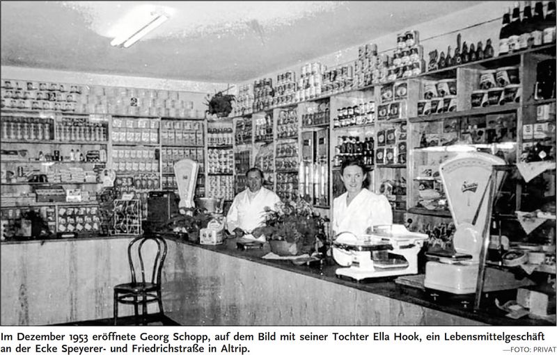 Im Dezember 1953 eröffnete Georg Schopp, auf dem Bild mit seiner Tochter Ella Hook, ein Lebensmittelgeschäft an der Ecke Speyerer- und Friedrichstraße in Altrip.. | Quelle: DIE RHEINPFALZ - Ludwigshafener Rundschau - 2. Januar 2008 | Text: Wolfgang Schneider | Foto: privat | Mit freundlicher Genehmigung der RHEINPFALZ Verlag und Druckerei GmbH & Co. KG in Ludwigshafen.