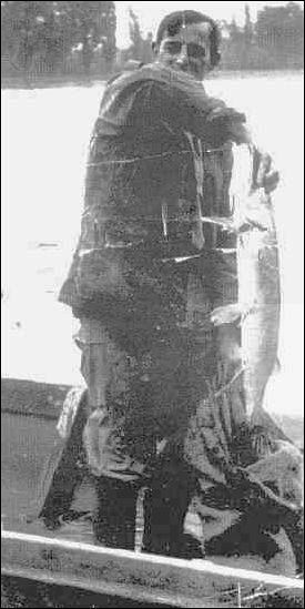 Fischzug im Neuhofener Altrhein durch Ludwig Hartmann (letzter Berufsfischer von Altrip)