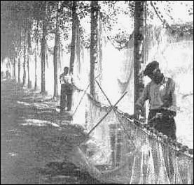 Fischer beim Netzflicken