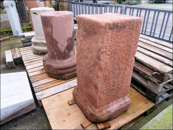 Im Vordergrund Pilaster, mittig und hinten die beiden Portikusspolien. Die Steine sind hier bereits gereinigt. – FOTO: Edgar Alt 