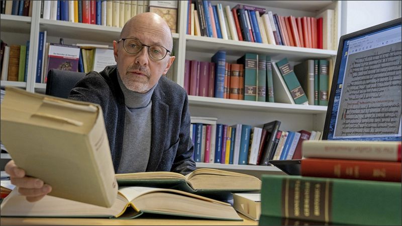 © epd-bild/Andrea Enderlein Der Historiker Ludger Körntgen ist vertieft in Büchern und Schriften in seinem Büro an der Mainzer Johannes-Gutenberg-Universität. Ganze Generationen christlicher Denker des Mittelalters zerbrachen sich die Köpfe darüber, womit Christen für ihre Sünden büßen sollten. In den sogenannten Bußbüchern hielten sie fest, welche Kirchenstrafe für welche Sünde angemessen war. (Quelle:&nbsp;evangelisch.de - 10.03.2020 | Text:&nbsp;Karsten Packeiser, epd | Foto:&nbsp;Andrea Enderlein, epd-bild)