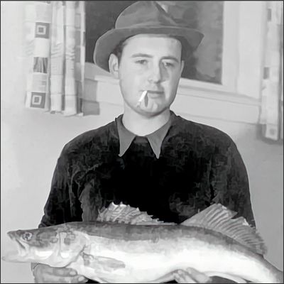 Fischerglück: Rüdiger Schneider posiert mit seiner „Beute“.  