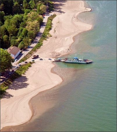 Genug Kies für alle, zumindest bei Niedrigwasser... (Foto: www.rheinfaehre-altrip.com)