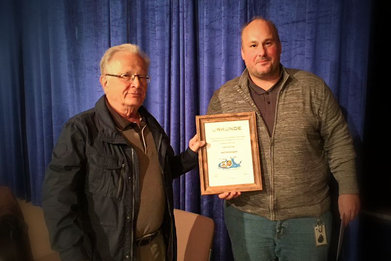 Horst Hook (links) bekommt vom ersten Vorsitzenden des Heimat- und Geschichtsvereins Altrip e.V., Herrn Tobias Roth, die Urkunde zur Ernennung zum Ehrenmitglied des Vereins überreicht. (Foto: Jupp Settele)