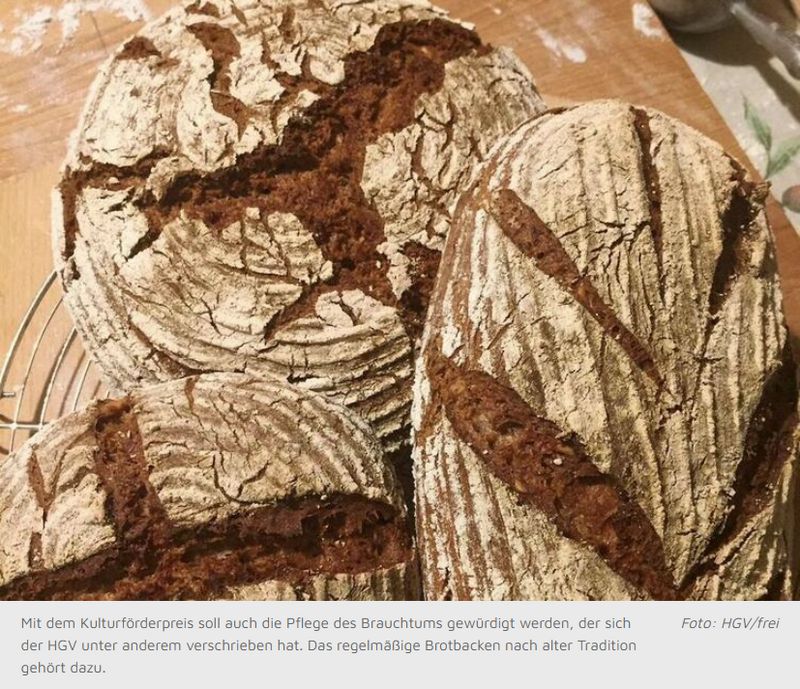 Mit dem Kulturförderpreis soll auch die Pflege des Brauchtums gewürdigt werden, der sich der HGV unter anderem verschrieben hat. Das regelmäßige Brotbacken nach alter Tradition gehört dazu. Foto: HGV/frei (Quelle:&nbsp;DIE RHEINPFALZ vom&nbsp;10. Februar 2022)