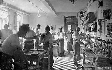 Goldschläger bei der Arbeit | FOTO: Busse Blattgold