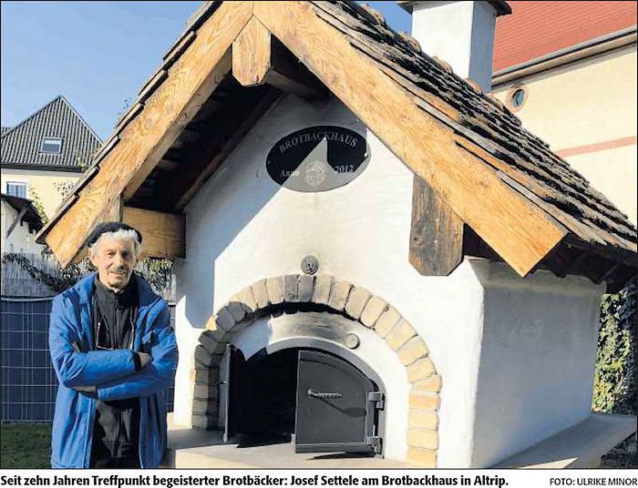 Seit zehn Jahren Treffpunkt begeisterter Brotbäcker: Josef Settele am Brotbackhaus in Altrip. (Quelle:&nbsp;DIE RHEINPFALZ&nbsp;- Ludwigshafener Rundschau -&nbsp;13. Juli 2022 - Text & Foto:&nbsp;Ulrike Minor | Mit freundlicher Genehmigung der RHEINPFALZ Verlag und Druckerei GmbH & Co. KG in Ludwigshafen.)