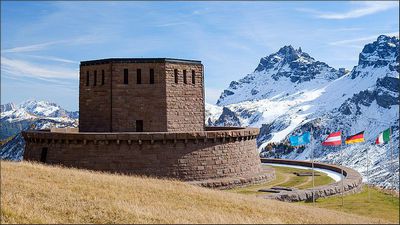 Die Kriegsgräberstätte Pordoi (Cimitero Militare tedesco sul Pordoi) auf 2229 m. (Foto: Wikipedia)