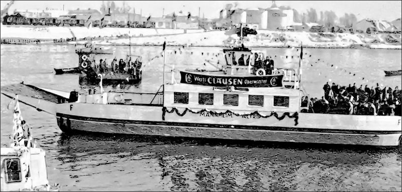 Die neue Motorfähre am Tag ihrer Inbetriebnahme, im Hintergrund die alte Gierseilfähre.