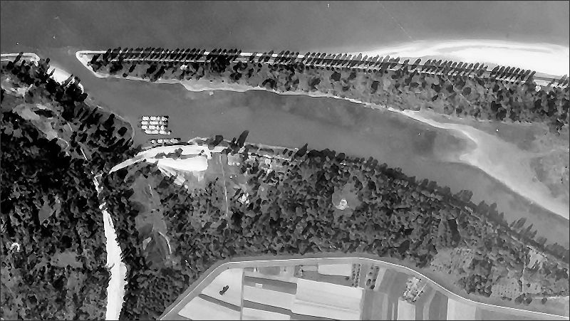 Im Jahr 1963 als Standort eines Winter-Schutzhafen für Tankschiffe ins Auge gefasst: Der ehemalige Baumann-Hafen am Eingang des Altrheinarmes 'Prinz-Karl-Wörth', dem heutigen Gelände des Motorbootclub Altrip. Gut zu erkennen sind auf dem Foto der Alliierten Luftaufklärung vom 18. August 1944 die mit Kies beladene Transportschiffe.