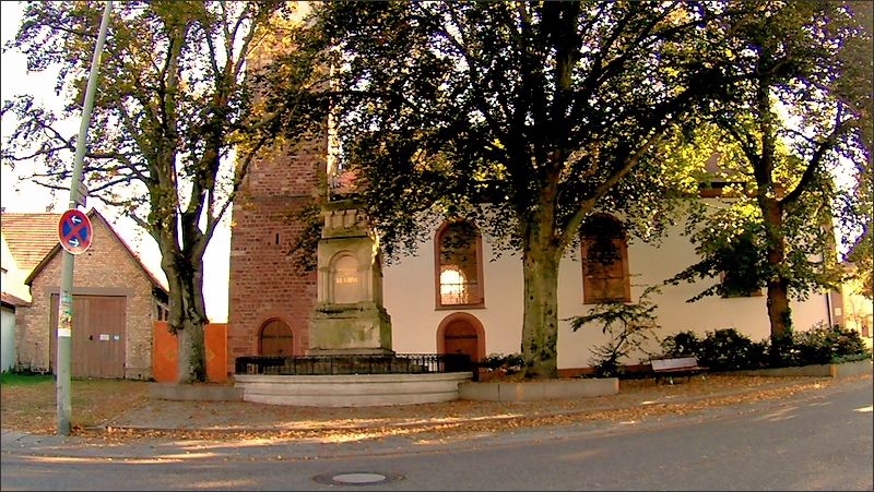 Blick von der Reginostraße auf das Regino-Denkmal in Altrip