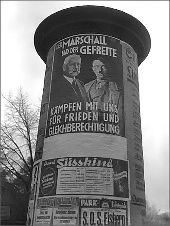 Wahlplakat der NSDAP zur Reichstagswahl an den Litfaßsäulen (Foto: Bundesarchiv)