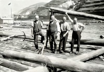 Vier Männer auf einem Rheinfloß (um 1910)