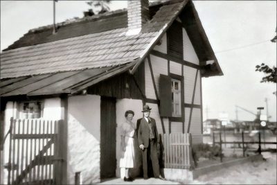 Rudolf Kraus mit Bekannter vor „seinem“ Fährhaus (Aufnahme aus dem Jahr 1957)