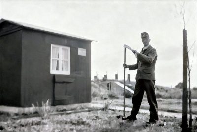 Chausseewart Rudolf Kraus neben seinem Wärterhäuschen bei der Einfahrt zur Binslache (Aufnahme aus dem Jahr 1954)