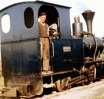 Die Lok einer Schmalspurbahn der Altriper Ziegelei Baumann