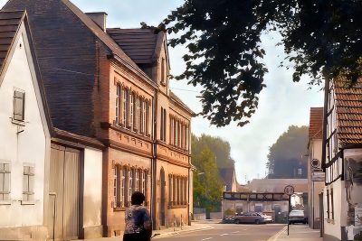 Die ehemalige Ludwigschule in Altrip, gegenüber der Wirtschaft