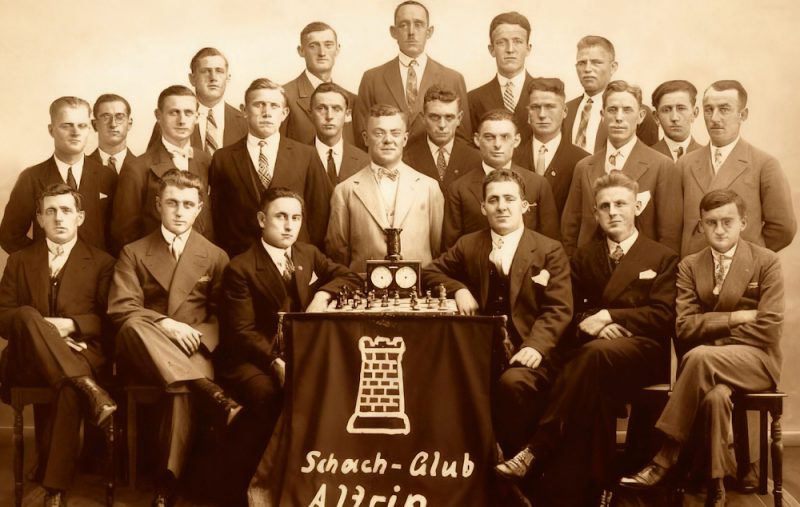 Vorne, dritter von rechts: Karl Marx, Gründungsmitglied und erster Vereinsmeister des 1926 gegründeten Schach-Club Altrip.