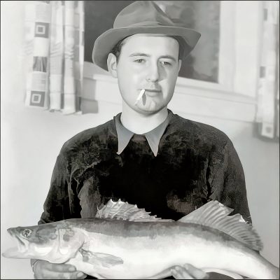 Fischerglück: Rüdiger Schneider posiert mit seiner „Beute“.