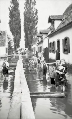 Hochwasser in der Rheinstraße (1910)