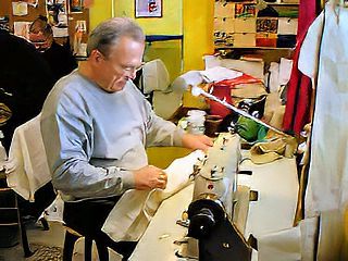 Horst Hook beim Nähen seiner Tracht