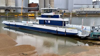 Die neue Rheinfähre ist angekommen