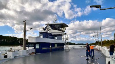 Die neue Rheinfähre ist mit 54 Metern Länge deutlich größer und kann ein Drittel mehr Fahrzeuge laden.